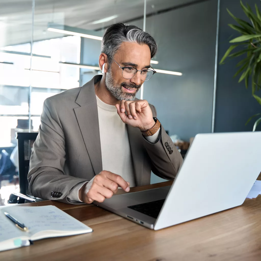 Mann prüft eine Karriereseite am Laptop